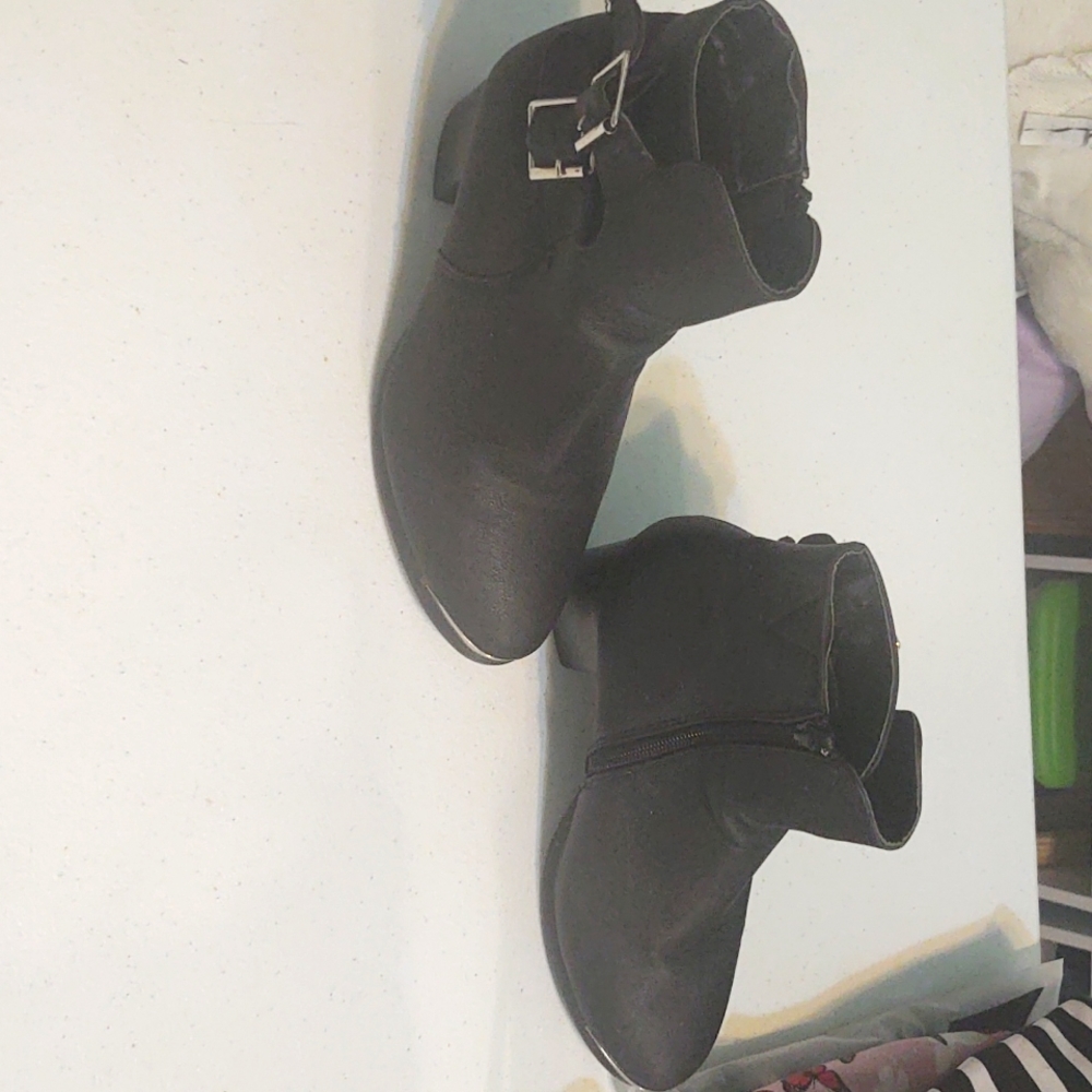 Black heel boots (NEGOTIABLE)